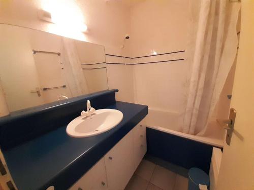 ein Badezimmer mit einem Waschbecken, einem Spiegel und einer Badewanne in der Unterkunft Appartement Saint-Lary-Soulan, 2 pièces, 4 personnes - FR-1-457-160 in Saint-Lary-Soulan