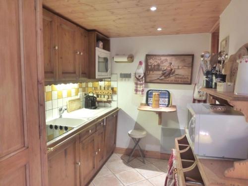 une cuisine avec un évier et un plan de travail dans l'établissement Chaleureux 3 pièces pour 4 pers avec terrasse aux Allues, proche ski et commerces - FR-1-411-624, à Les Allues