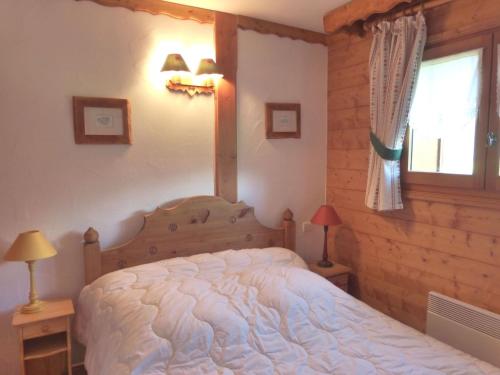 Ένα ή περισσότερα κρεβάτια σε δωμάτιο στο Chaleureux 3 pièces pour 4 pers avec terrasse aux Allues, proche ski et commerces - FR-1-411-624