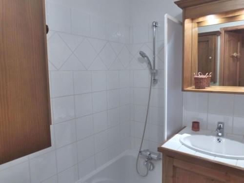 Ένα μπάνιο στο Chaleureux 3 pièces pour 4 pers avec terrasse aux Allues, proche ski et commerces - FR-1-411-624