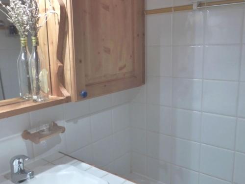 une salle de bain avec un lavabo et une baignoire dans l'établissement Confortable 3 pièces 4 pers. face aux pistes avec accès piscine à Méribel Village - FR-1-411-618, à Les Allues