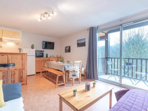 un salon avec une cuisine et une salle à manger dans l'établissement Appartement Triplex à Saint-Lary, 4 chambres, 9 pers, balcon, parking, WiFi optionnel - FR-1-296-287, à Saint-Lary-Soulan