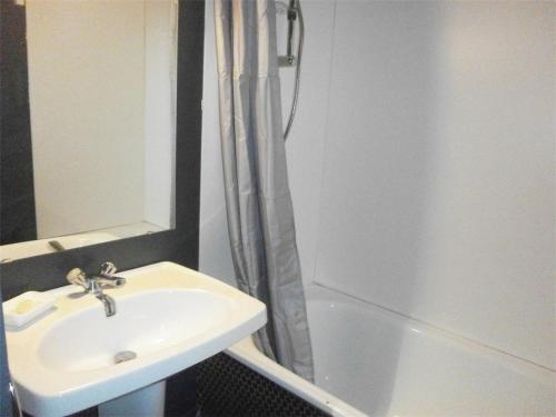 une salle de bain avec un lavabo, une baignoire et une douche dans l'établissement Studio cabine 6 pers, balcon, parking, cuisine équipée - FR-1-457-212, à Aragnouet
