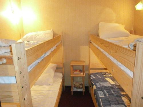 a room with two bunk beds in a room at Studio Piau-Engaly, 1 pièce, 6 personnes - FR-1-457-212 in Aragnouet
