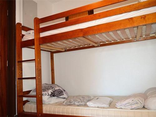 deux lits superposés dans une petite pièce avec dans l'établissement Charmant 2 Pièces Cabine Sud avec Jardin, Balcon & Proche Cœur de Station - FR-1-580-29, à Font-Romeu-Odeillo-Via