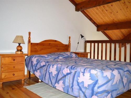 - une chambre avec un lit, une lampe et une commode dans l'établissement Studio mezzanine avec balcon et parking, plein sud, proche des pistes, 4 pers - FR-1-580-33, à Font-Romeu-Odeillo-Via