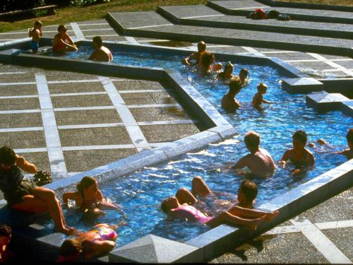 un groupe de personnes assises dans un bassin d'eau dans l'établissement Studio mezzanine avec balcon et parking, plein sud, proche des pistes, 4 pers - FR-1-580-33, à Font-Romeu-Odeillo-Via