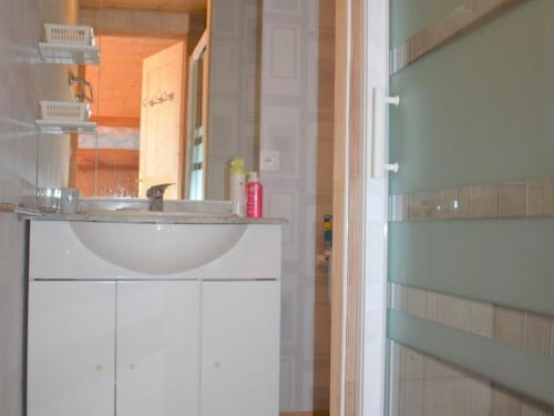 une salle de bain avec un lavabo et un miroir dans l'établissement Charmant T2 cabine 35m² avec terrasse, exposition sud-ouest, bien équipé, Bolquère, sans animaux - FR-1-592-37, à Bolquère-Pyrénées 2000