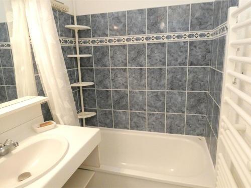 une salle de bain avec un lavabo, une baignoire et des toilettes dans l'établissement Appartement T2 à Saint-Lary-Soulan avec Balcon, Parking et équipements pour 6 personnes - FR-1-457-228, à Saint-Lary-Soulan