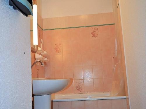 une salle de bain avec un lavabo, des toilettes et une douche dans l'établissement Charmant 2 Pièces Cabine Sud avec Jardin, Balcon & Proche Cœur de Station - FR-1-580-29, à Font-Romeu-Odeillo-Via