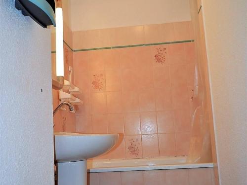 a bathroom with a sink and a toilet and a shower at Appartement Font-Romeu-Odeillo-Via, 2 pièces, 6 personnes - FR-1-580-29 in Font-Romeu-Odeillo-Via