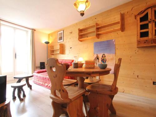 un salon avec une table et des chaises dans une pièce dans l'établissement Grand studio 4 pers avec balcon au cœur de Briançon - FR-1-330C-3, à Briançon