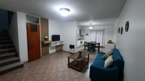 sala de estar con sofá azul y mesa en Nieva 4M en San Salvador de Jujuy