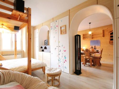 Katil atau katil-katil dalam bilik di Grand studio 4 pers avec balcon au cœur de Briançon - FR-1-330C-3