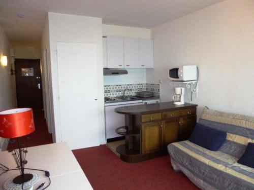- une petite cuisine avec un canapé et une table dans une chambre dans l'établissement Studio 6 pers au pied des pistes avec balcon, casier à skis et parking gratuit - FR-1-602-27, à Arette