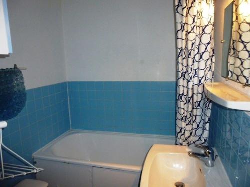 une salle de bain avec une baignoire, des toilettes et un lavabo dans l'établissement Studio 6 pers au pied des pistes avec balcon, casier à skis et parking gratuit - FR-1-602-27, à Arette