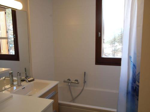 een badkamer met een douche, een bad en een wastafel bij Appartement Montgenèvre, 2 pièces, 6 personnes - FR-1-330D-115 in Montgenèvre