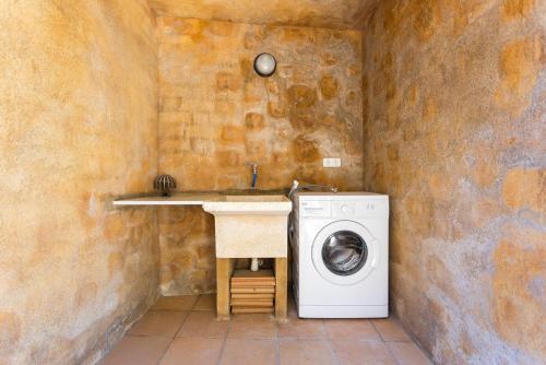 bagno con lavatrice e lavandino di Luxury Villa in front of the beach POPETA a Calella de Palafrugell