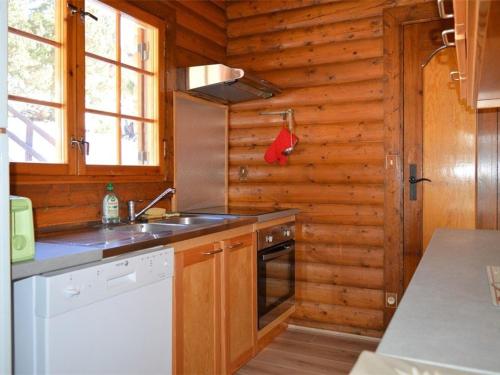une cuisine avec un évier et une cuisinière dans l'établissement Chalet en Pierre avec Cheminée, 3 Chambres & Balcon, WIFI, Bolquère - 7 pers - FR-1-592-26, à Bolquère-Pyrénées 2000