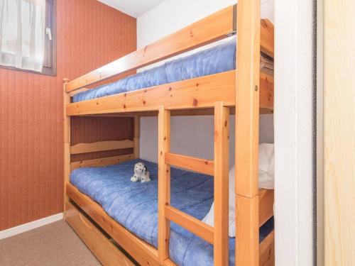 une chambre avec deux lits superposés dans l'établissement Appartement cosy 5 pers avec casier à skis - Montgenèvre, centre village - FR-1-330D-4, à Montgenèvre