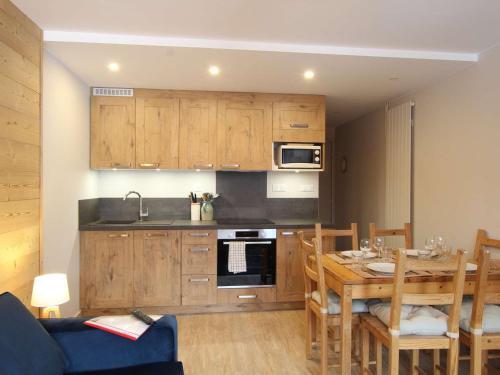 une cuisine et une salle à manger avec une table et une salle à manger dans l'établissement Appartement rénové 6 pers. avec balcon et parking privé à Montgenèvre - FR-1-330D-115, à Montgenèvre