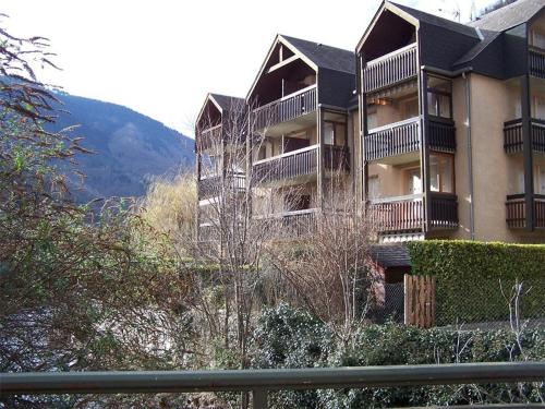 un bâtiment avec des balcons sur le côté dans l'établissement Luchon - T2 avec balcon, animaux admis, parking - FR-1-313-146, à Luchon