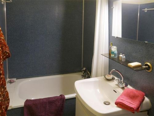 une salle de bain avec un lavabo et une baignoire dans l'établissement Studio Calme avec Balcon Plein Sud, Parking Privé, Proche Thermes et Centre-ville - FR-1-313-149, à Luchon