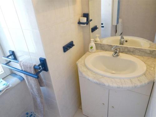 une salle de bain avec un lavabo et un miroir dans l'établissement Appartement Centre Luchon, 6 pers, Proche Thermes, Balcon, Parking - FR-1-313-150, à Luchon