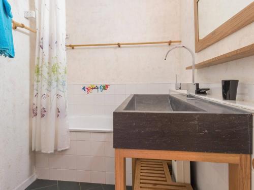 ein Badezimmer mit einem Waschbecken und einer Badewanne in der Unterkunft Appartement Montgenèvre, 2 pièces, 6 personnes - FR-1-330D-56 in Montgenèvre