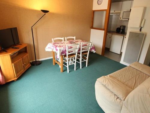 un salon avec une table et un canapé dans l'établissement Luchon - T2 pour 4 pers. avec balcon et parking - FR-1-313-185, à Luchon