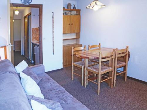 un salon avec une table et un canapé dans l'établissement Studio pour 4 avec balcon, accès direct pistes et commerces - FR-1-322-386, aux Orres