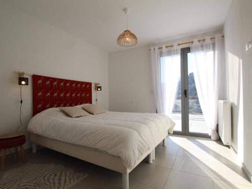 a bedroom with a large bed with a red headboard at Appartement 3 étoiles, 42m², terrasse ensoleillée, 4 pers., Briançon - FR-1-330C-115 in Briançon