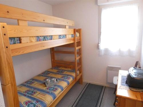 une chambre avec deux lits superposés et une fenêtre dans l'établissement Appartement T3 pour 6 à Saint-Lary-Soulan avec balcon, casier à ski, parking, ascenseur - FR-1-457-266, à Saint-Lary-Soulan