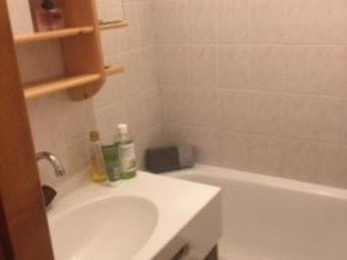 une salle de bain avec un lavabo et une baignoire dans l'établissement Location 2 pièces au pied des pistes avec balcon, Saint-Jean-d'Aulps - FR-1-573-30, à Saint-Jean-dʼAulps
