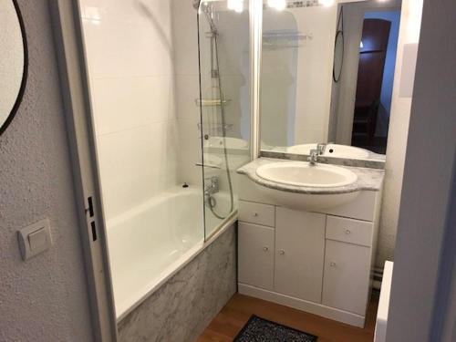 y baño con lavabo, ducha y aseo. en Appartement La Mongie, 2 pièces, 4 personnes - FR-1-404-317 en Bagnères-de-Bigorre