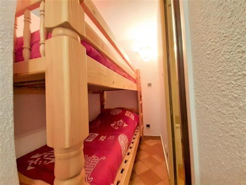 un lit superposé dans une chambre avec des lits superposés roses dans l'établissement Charmant T2 à Saint-Lary-Soulan avec balcon, parking, et casier à skis - FR-1-457-269, à Saint-Lary-Soulan