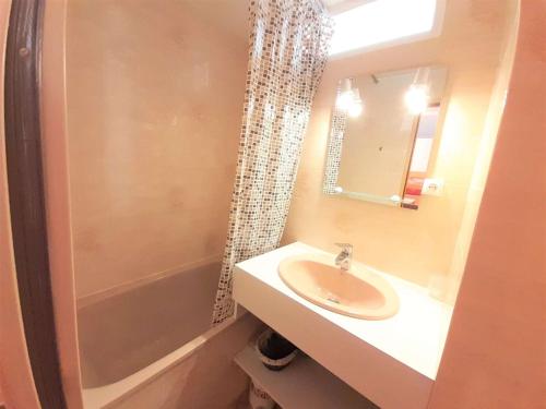 A bathroom at Appartement Saint-Lary-Soulan, 2 pièces, 4 personnes - FR-1-457-269