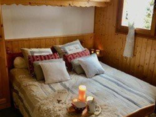 - une chambre dotée d'un lit avec une bougie dans l'établissement Location 2 pièces au pied des pistes avec balcon, Saint-Jean-d'Aulps - FR-1-573-30, à Saint-Jean-dʼAulps