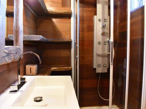 y baño con lavabo y ducha. en Appartement Méribel, 4 pièces, 6 personnes - FR-1-180-455 en Les Allues