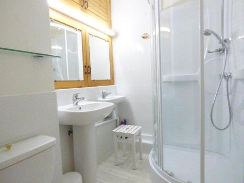 y baño blanco con lavabo y ducha. en Studio Arette, 1 pièce, 4 personnes - FR-1-602-1, en Arette