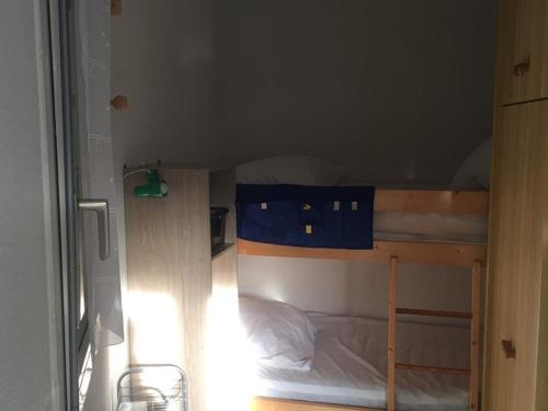 - une petite chambre avec des lits superposés dans l'établissement Studio 4 pers. au pied des pistes avec balcon, ascenseur, parking gratuit, casier à skis et équipement complet - FR-1-602-3, à Arette