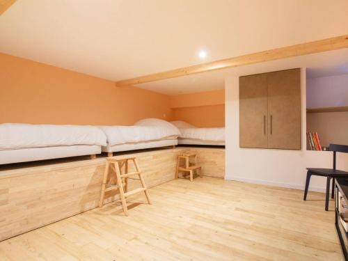 Zimmer mit 2 Etagenbetten und Holzboden in der Unterkunft Appartement central 4-9 personnes avec parking à Cauterets - FR-1-401-181 in Cauterets