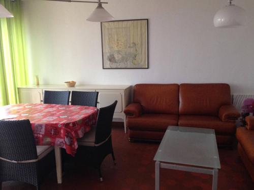 un salon avec une table et un canapé dans l'établissement Appartement T3 climatisé avec 6 couchages, terrasse et parking à 300m des commerces - FR-1-81-490, au Barcarès