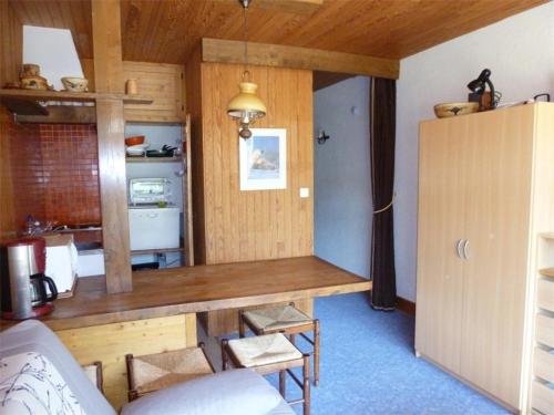 eine Küche mit einem Holztisch im Zimmer in der Unterkunft Studio Arette, 1 pièce, 4 personnes - FR-1-602-15 in Arette