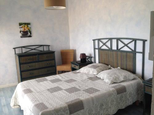 - une chambre avec un lit, une commode et un tiroir dans l'établissement Appartement T3 climatisé avec 6 couchages, terrasse et parking à 300m des commerces - FR-1-81-490, au Barcarès