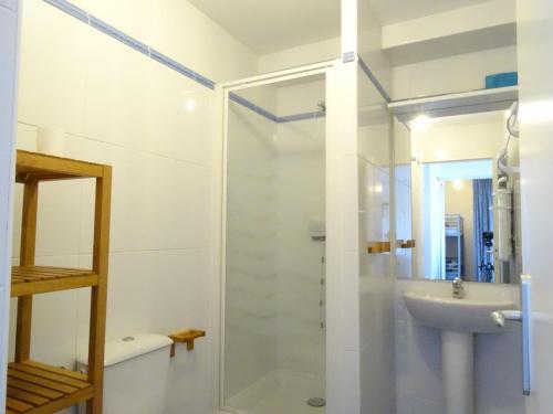 une salle de bain avec une douche en verre et un lavabo dans l'établissement Appartement cosy 6 pers, accès direct pistes, Arette – TV, cuisine équipée, parking gratuit - FR-1-602-37, à Arette