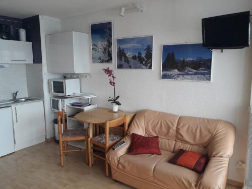 un salon avec un canapé et une table dans l'établissement Studio 4 pers, accès direct pistes, parking gratuit - FR-1-602-50, à Arette