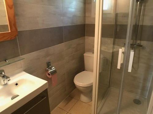 Koupelna v ubytování Charmante Villa T3 avec Terrasse, Parking et Proximité Plage - Idéale Familles, 5 Couchages - FR-1-81-472