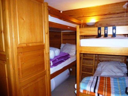 a couple of bunk beds in a room at Appartement Arette, 2 pièces, 6 personnes - FR-1-602-53 in Arette