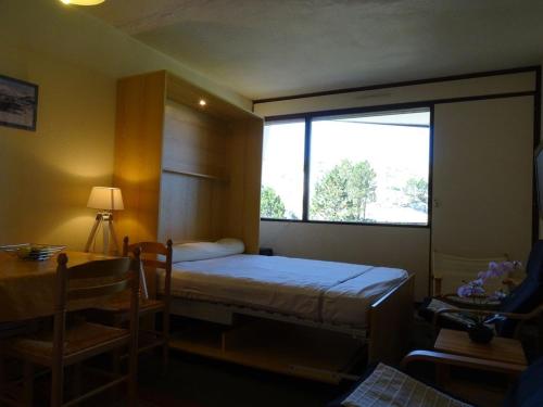 une petite chambre avec un lit et une fenêtre dans l'établissement Studio 6 pers avec casier à skis, proche pistes - FR-1-602-57, à Arette